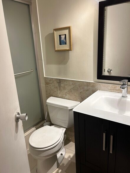 Building Photo - 905 Brickell Bay Dr