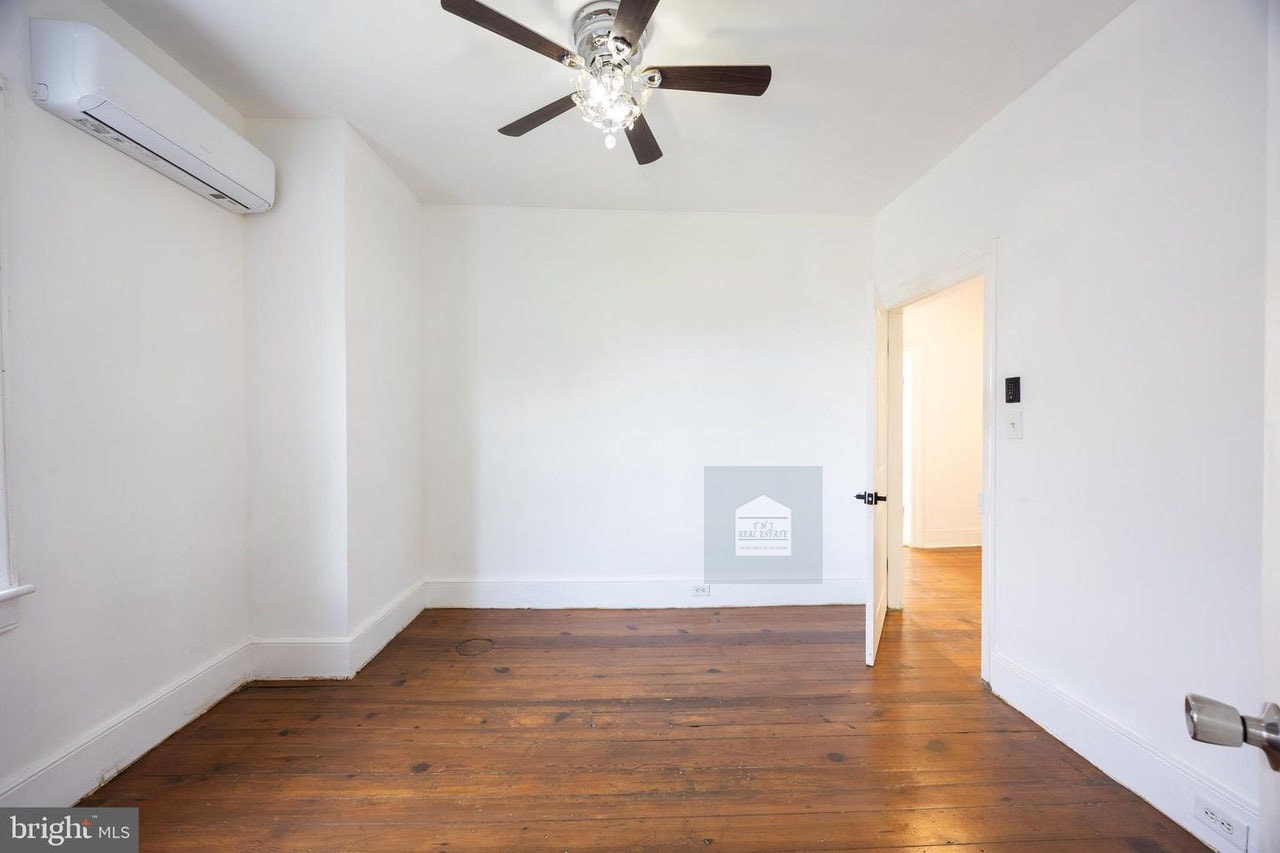 Building Photo - 209 E Martin St