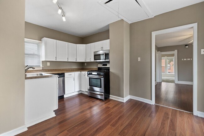 Building Photo - 3BR/1Bath + Office Area Available Sept 12t...