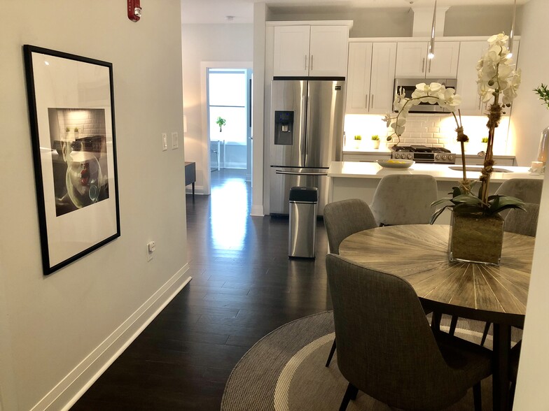 Building Photo - 1901 Summit Ave