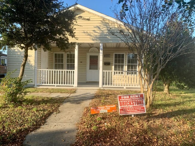 Building Photo - Promise Land Historic Walking District Downtown Morehead City! Charming 4 bedroom 1 1/2 bath Home...