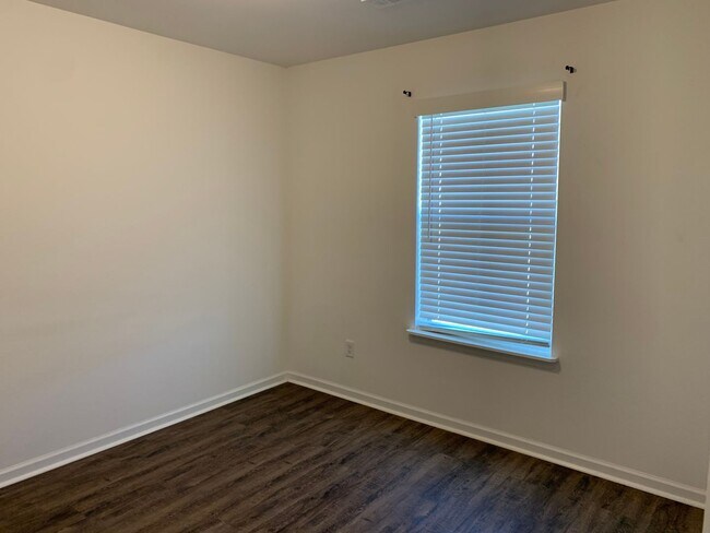 Building Photo - COMING SOON: Newer build in Duenweg!!   3bd/2ba with one car garage. Large primary bedroom with t...