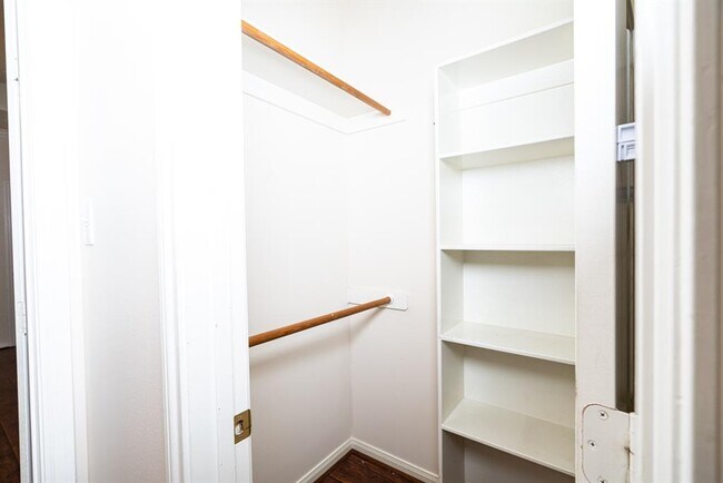 Building Photo - 1626 Maryvale Dr