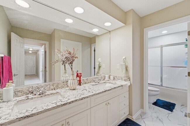 Building Photo - TIMELESS COMFORT!! 4 Bedroom, 4 Bathroom Home in Urbandale!