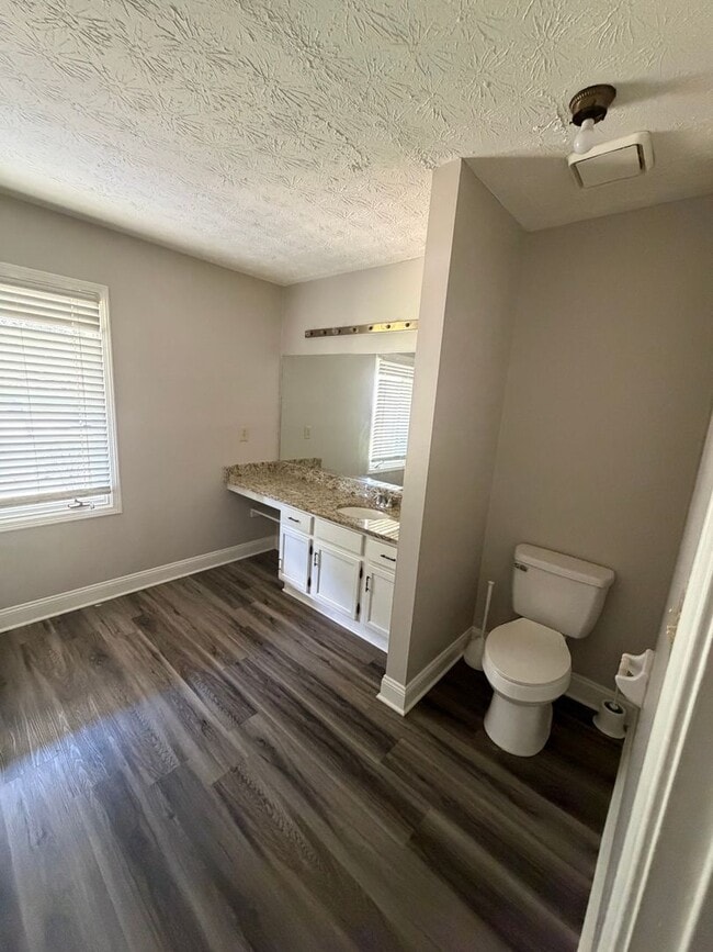 Building Photo - 2107 Fairway Ct SE