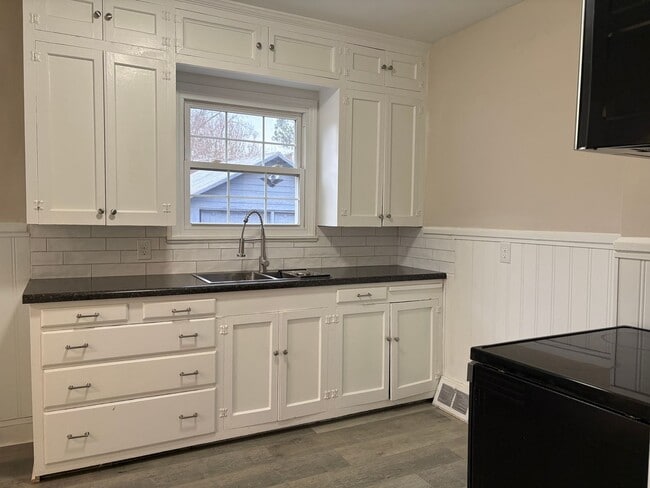 Building Photo - 2 Bedroom, 1 Bathroom House in Winston-Salem!