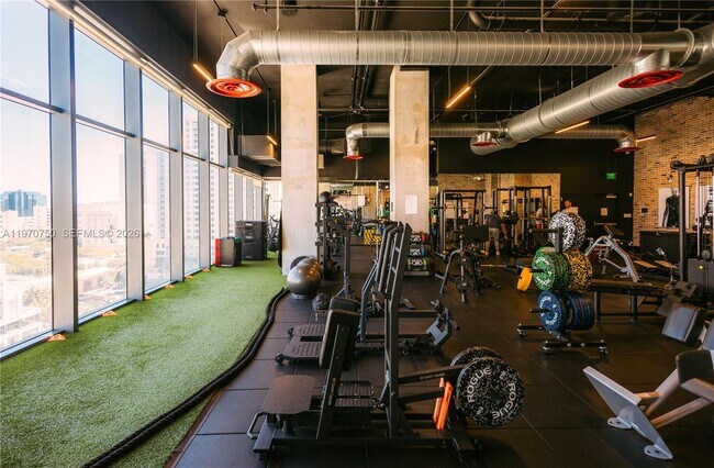 Building Photo - 221 SW 1st Ave