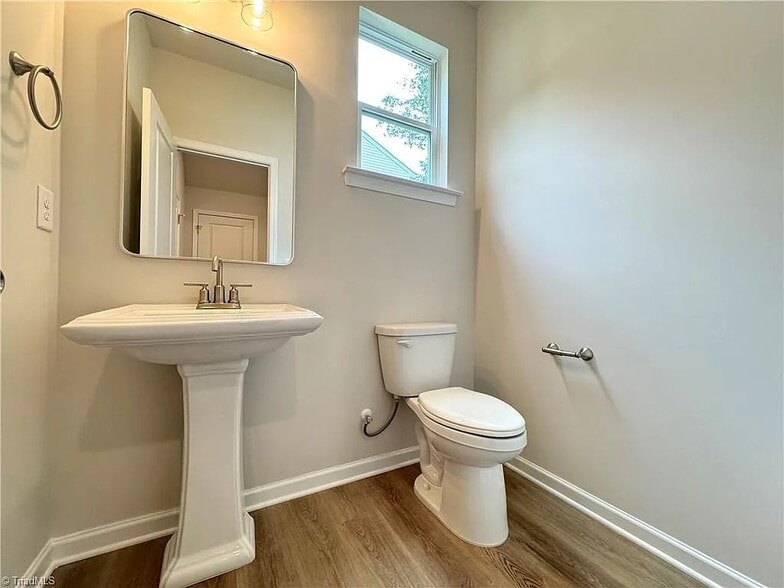 Building Photo - 1086 W Bank St