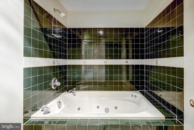 Building Photo - 6263 Woodcrest Dr