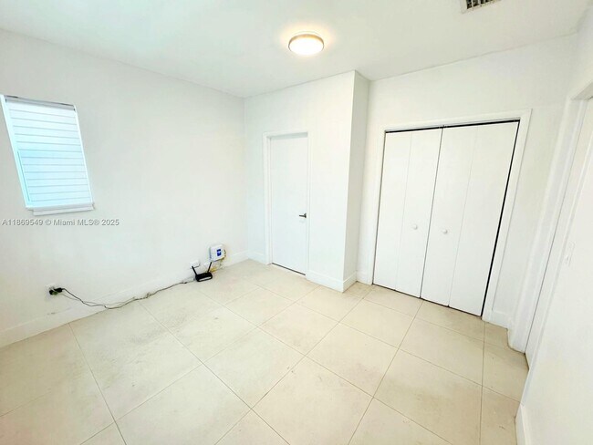 Building Photo - 1129 NW 30th St