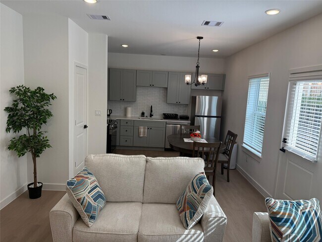 Building Photo - 11621 Waldemar Dr