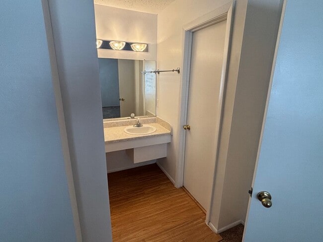 Building Photo - 2 Bedroom, 1 Bath Condo in Virginia Beach