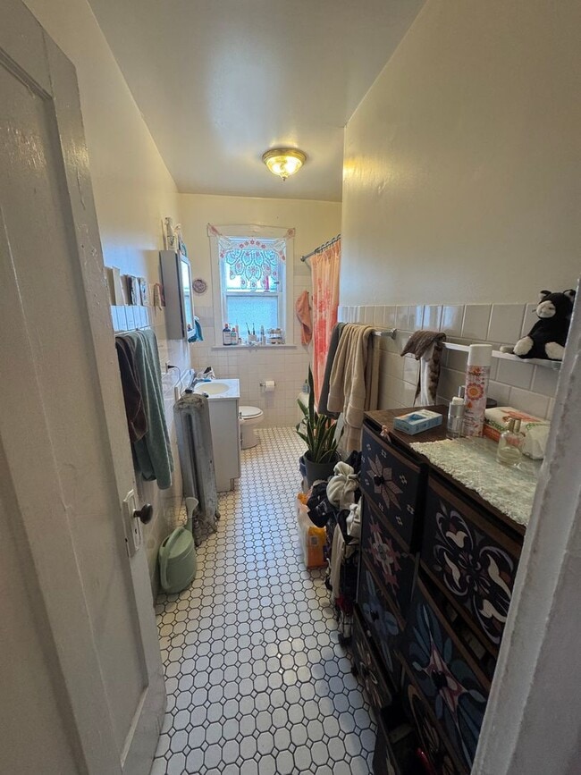 Building Photo - 3348-1 W Sunnyside 2bed/1bath