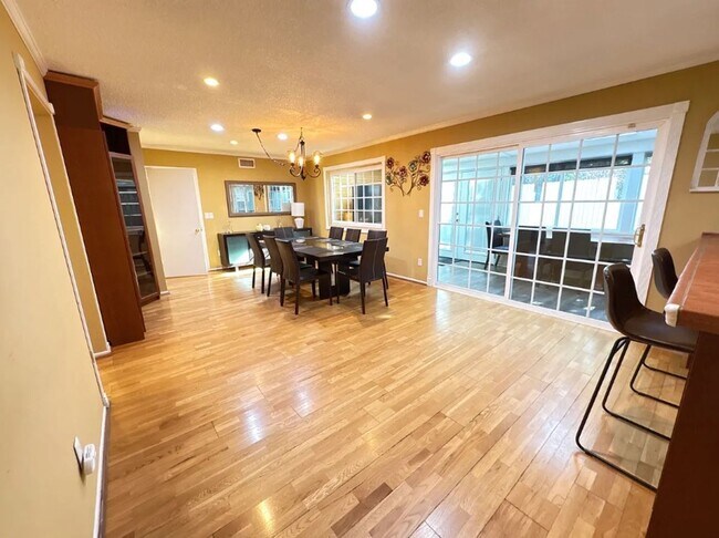 Building Photo - Beautiful 3 Bedroom 2 Bathroom House in Granda Hills