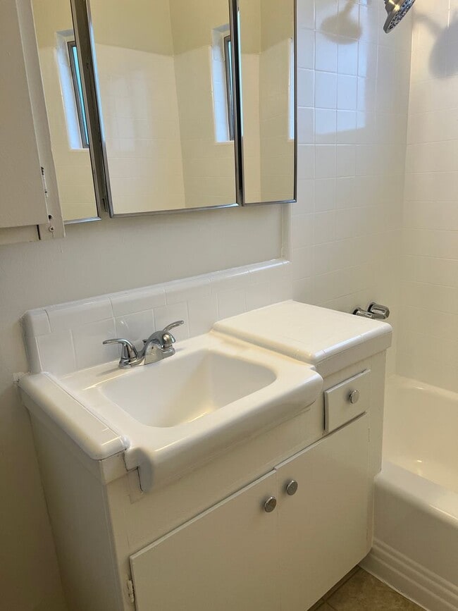Building Photo - Second-floor 1-bedroom apartment in Whittier.