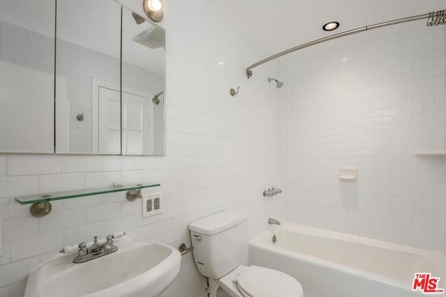 Building Photo - 2431 N Gower St