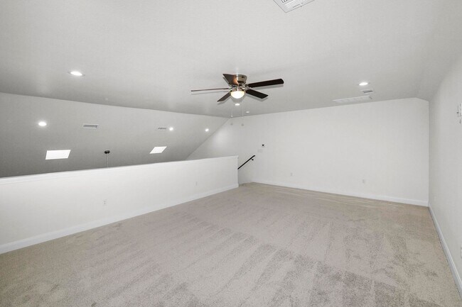 Building Photo - 7622 Woodford Ave