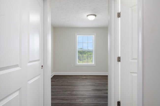 Building Photo - 445 Skylar Dr