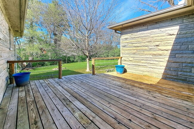 Building Photo - 405 Westwood Dr