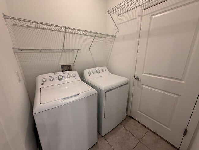 Building Photo - Rare find In-Law suite Home! Single family house with Separate entry and kitchen, laundry set!