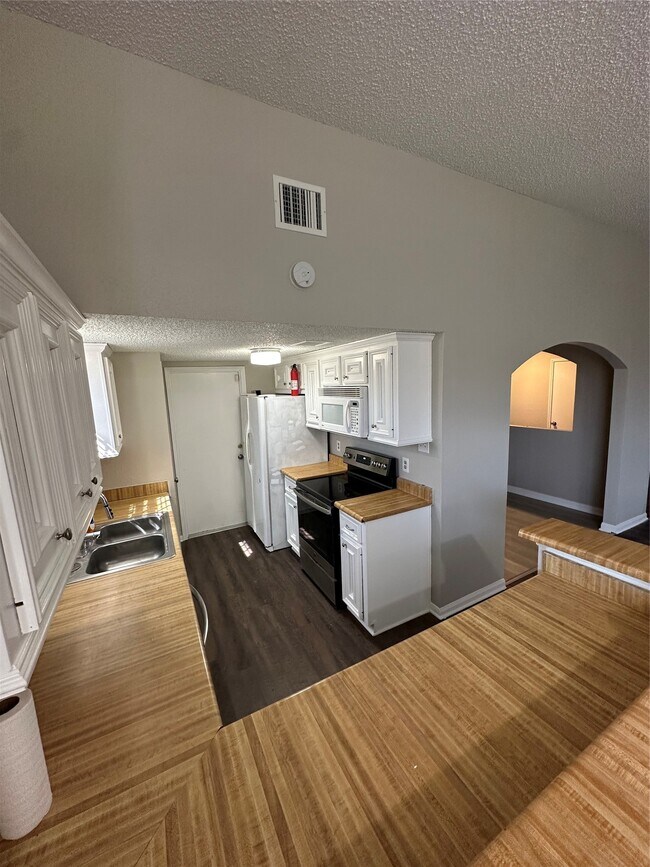 Building Photo - 15935 Kenbrook Dr