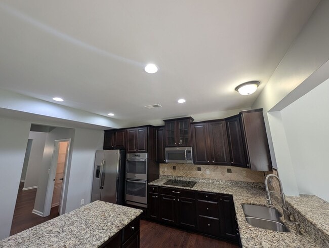 Building Photo - Stunning 2 Story Home Located in The Settlements at Withrow Downs Community!