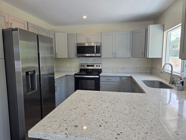 Building Photo - AVAILABLE NOW! 2 bed, 2 bath, 1 parking Kalaheo Hillside