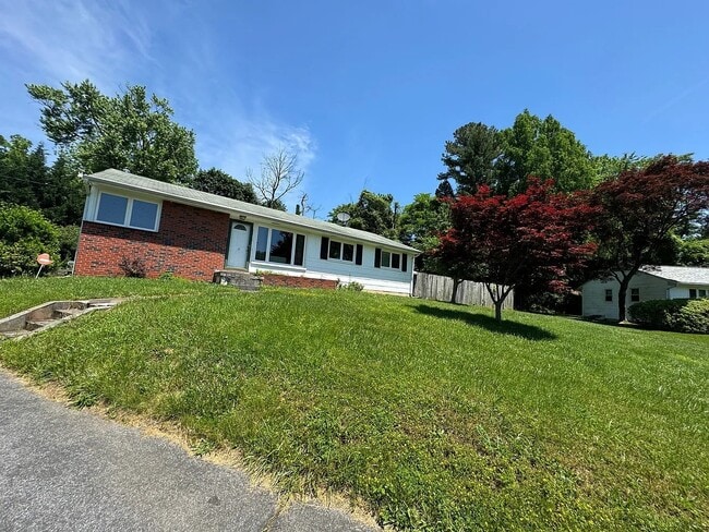 Building Photo - 10 Harmon Rd