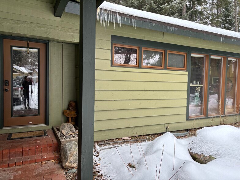 Building Photo - 703 Brown Dr