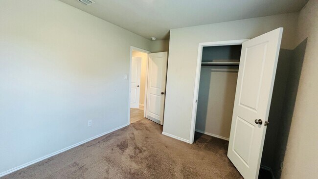 Building Photo - Spacious 4BR w/ Large Backyard – Close to ...