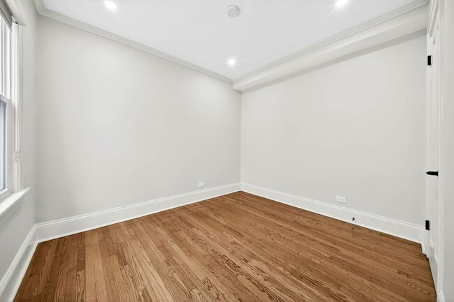 Building Photo - 19 E 1st St