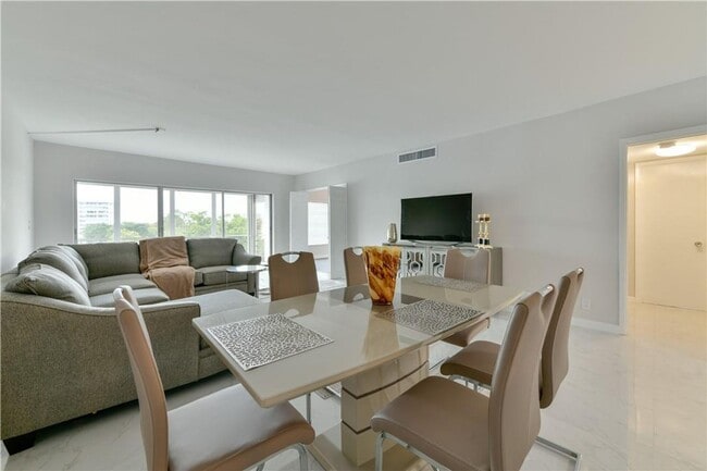 Building Photo - 2751 N Palm Aire Dr