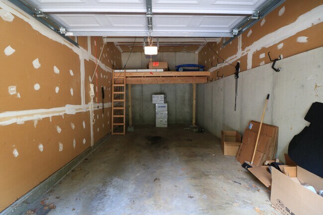 Building Photo - Top Floor 2/1.5 2 level Condo w/ Garage pa...