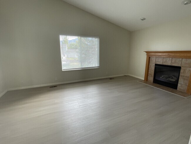 Building Photo - 134 Lakeview Dr