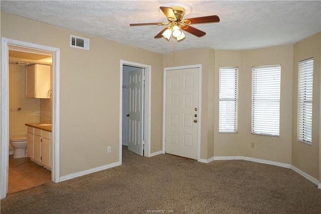 Building Photo - Available August!! One Bed, One Bath Downs...