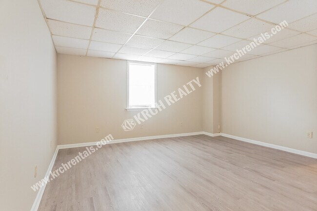 Building Photo - 3-Bed Home with Fireplace