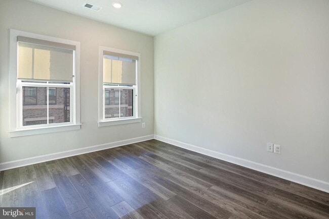 Building Photo - 6725 24th Ct N