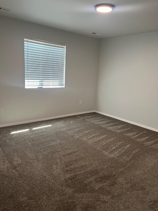 Building Photo - "Charming 3-Bed, 2-Bath Gem in Nampa