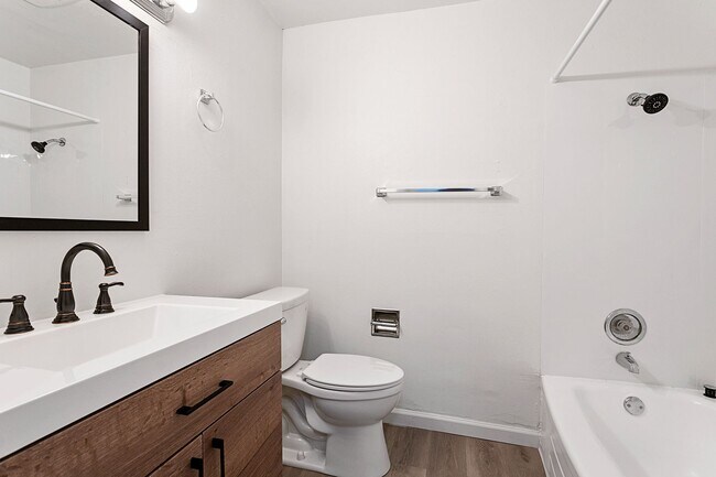 Building Photo - $1195 Monthly rent!! Beautiful 1 bedroom 1...