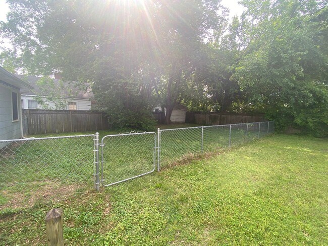 Building Photo - Adorable Old West Durham Home / Fenced Bac...