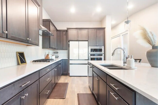 Kitchen - 6245 Hanover St