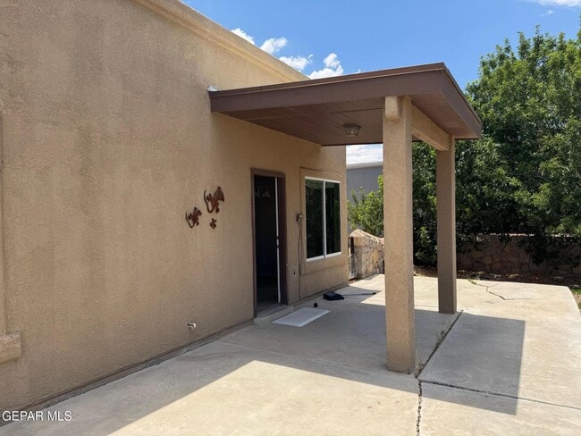 Building Photo - 613 Valley Plum Ave