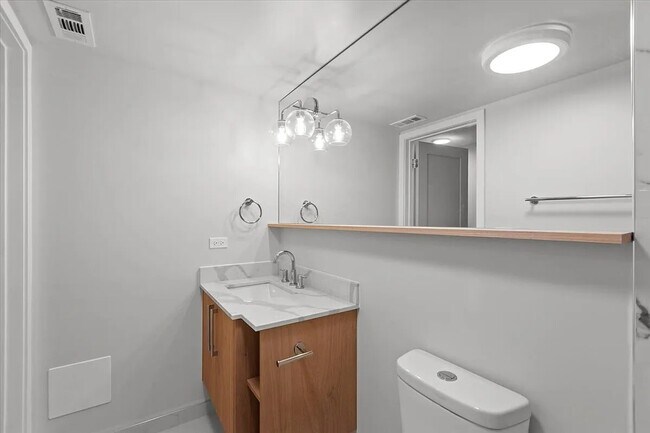 Building Photo - 927 N Mozart St