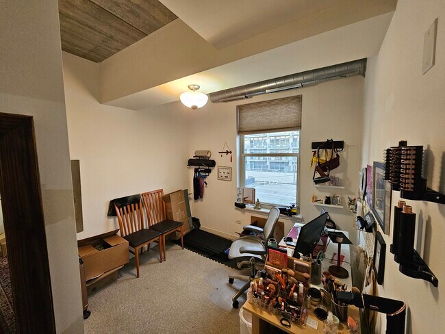 Building Photo - 1228 W Monroe St
