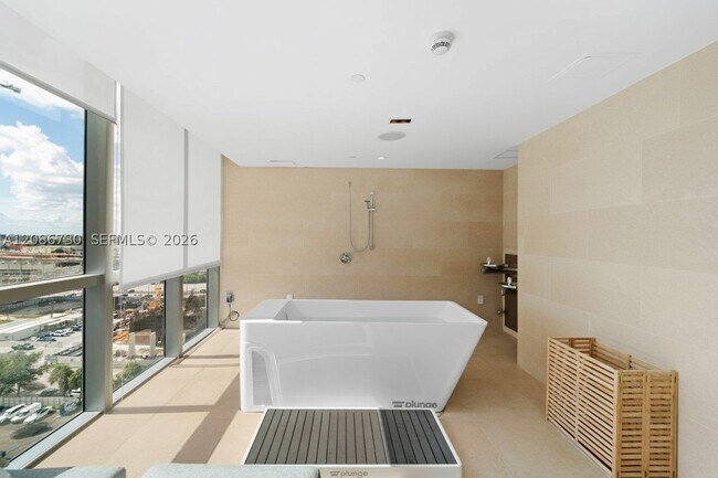 Building Photo - 900 Biscayne Blvd