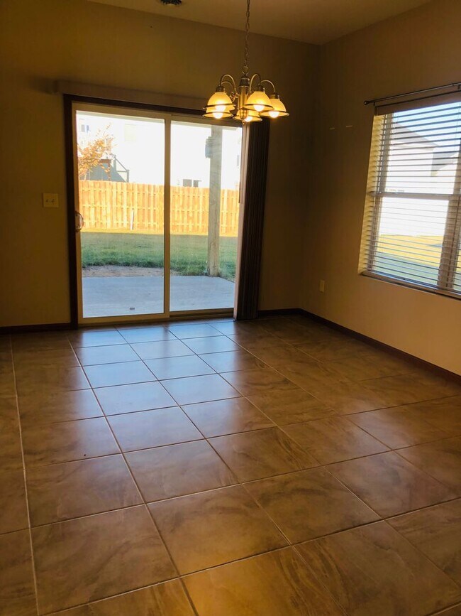 Building Photo - 21 &amp; 23 Hanfield Court