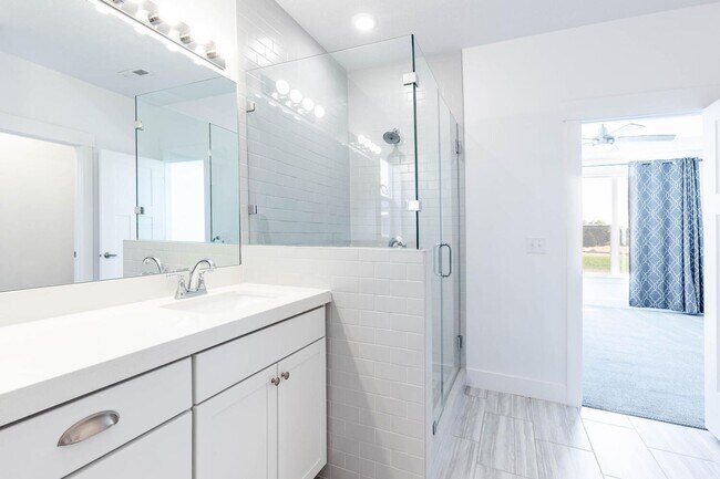 Building Photo - Stunning Modern Home in Charming Midway – ...