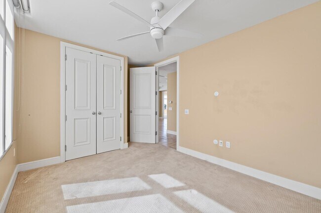 Building Photo - 2211 E Camelback Rd