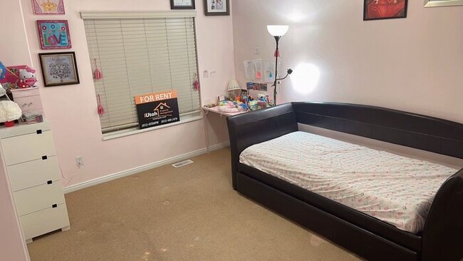 Building Photo - 6 bedroom 3 1/2 bathrooms 2 car garage Lar...