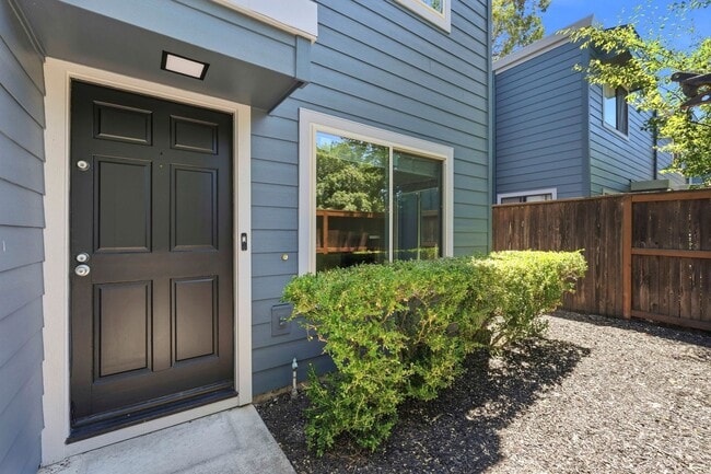 Building Photo - Luxury  2 bedroom Townhome in Great Location